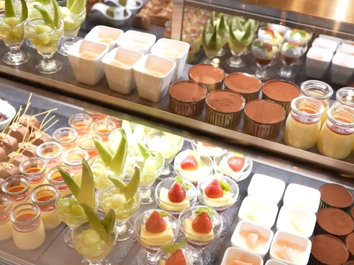 様々なデザートが並んだショーケースの写真。