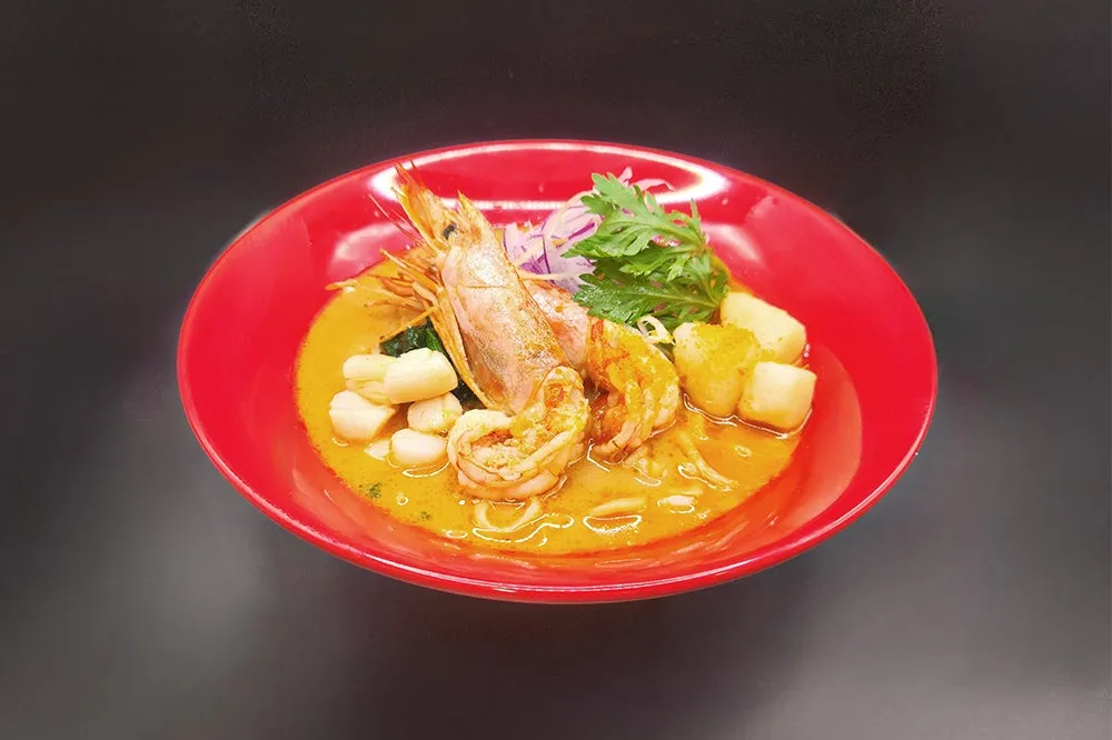 赤い器に入ったエビラーメンの写真です。