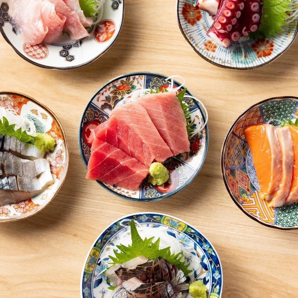 鮮やかな刺身盛り合わせ