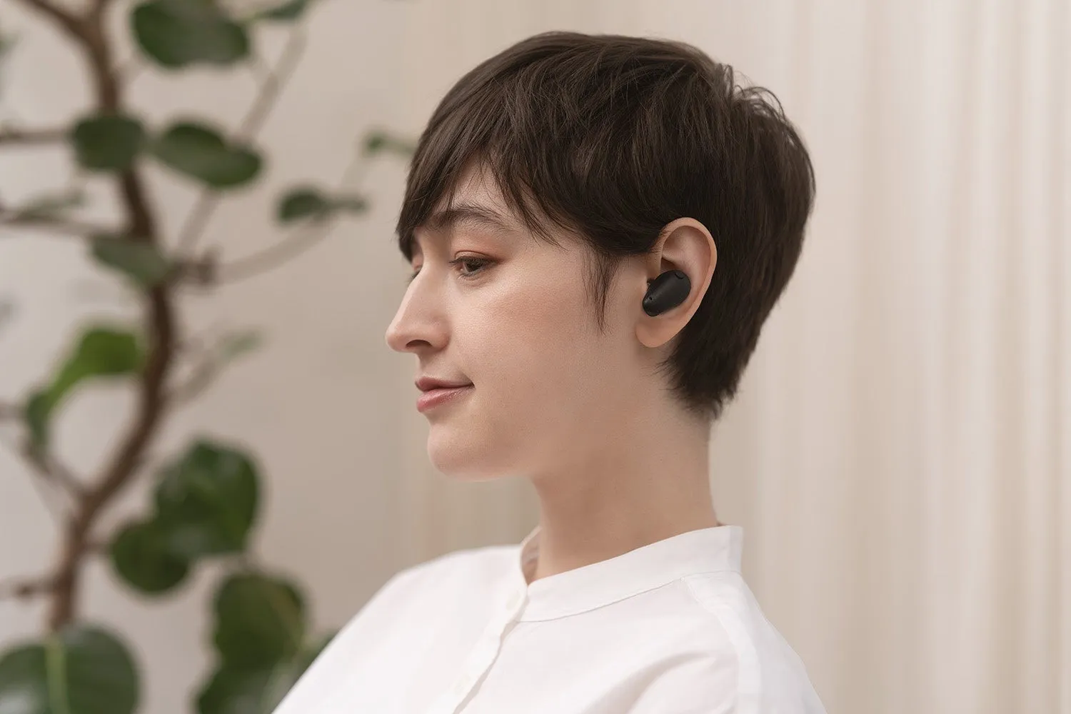 イヤホンを装着した女性のポートレート