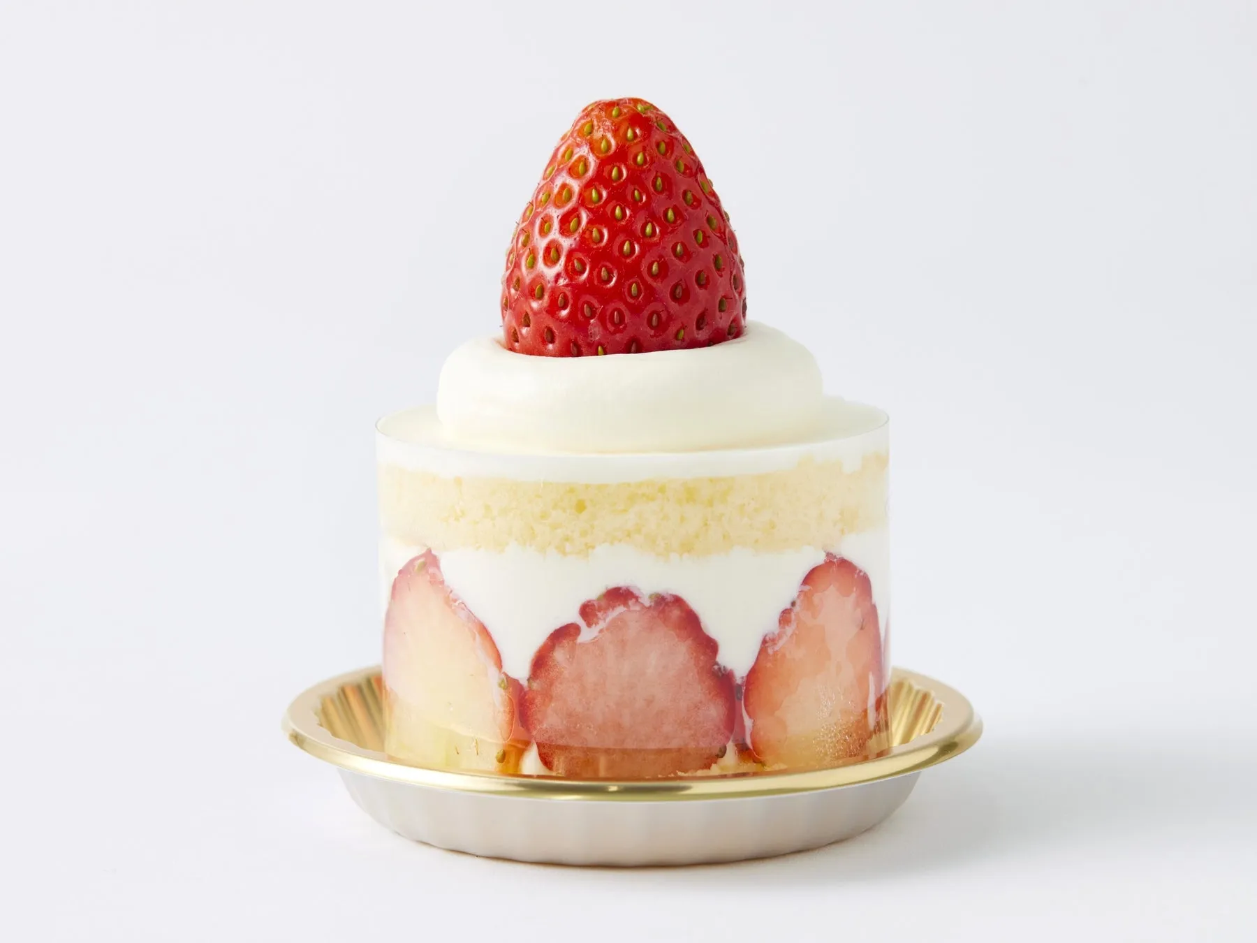 白いクリームとスポンジケーキにイチゴをトッピングしたケーキ