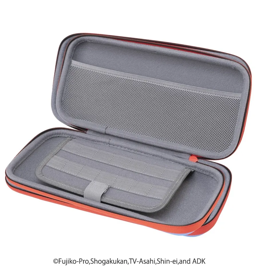 オレンジ色のケースの内側が写った画像です。ケースは開いており、メッシュポケットと、ゲーム機などを収納するための固定バンドが確認できます。