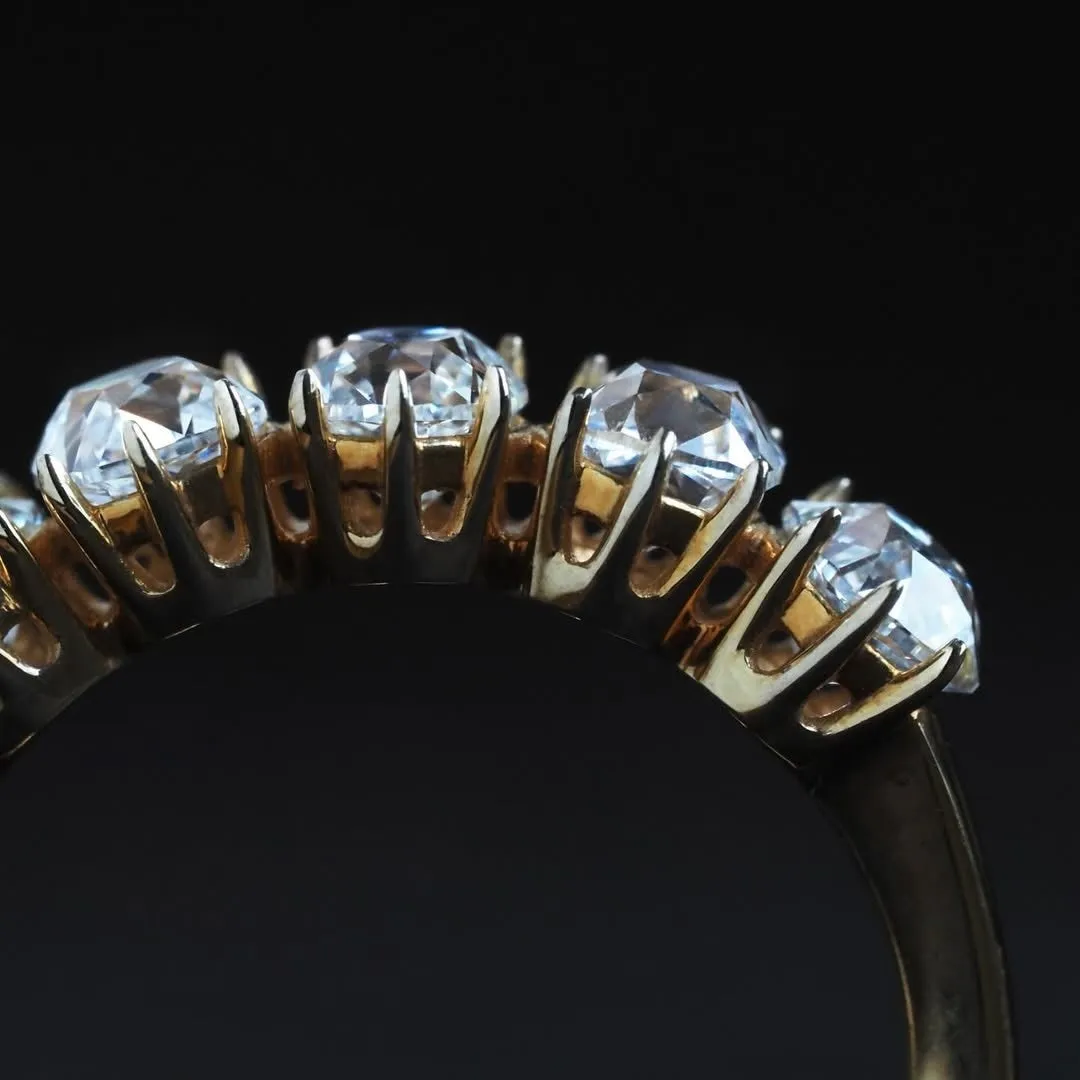 5つのダイヤモンドがセットされた金色の指輪のクローズアップ