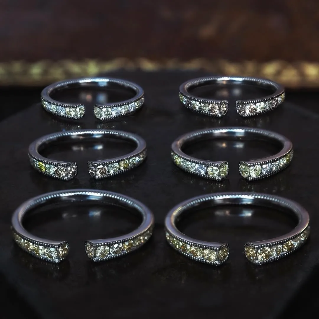 6つのダイヤモンドがちりばめられたリングが写っている写真