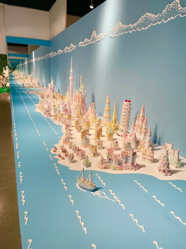 パステルカラーの街並みを模した展示