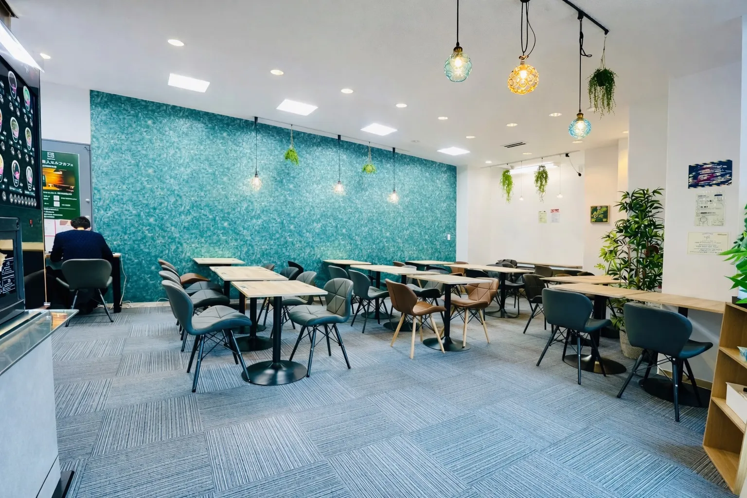 レトロな雰囲気のカフェ店内