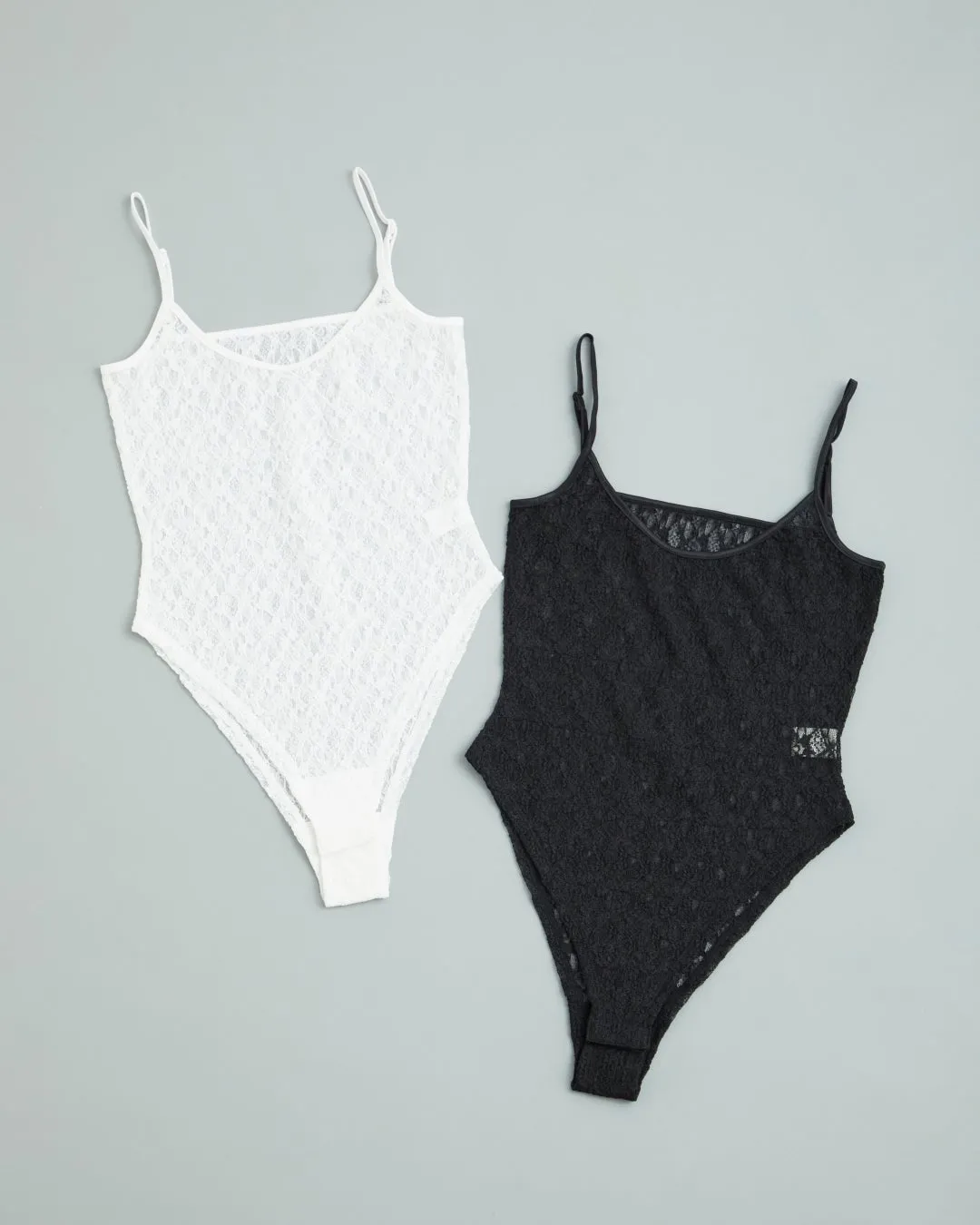 白と黒のレースのボディスーツ
