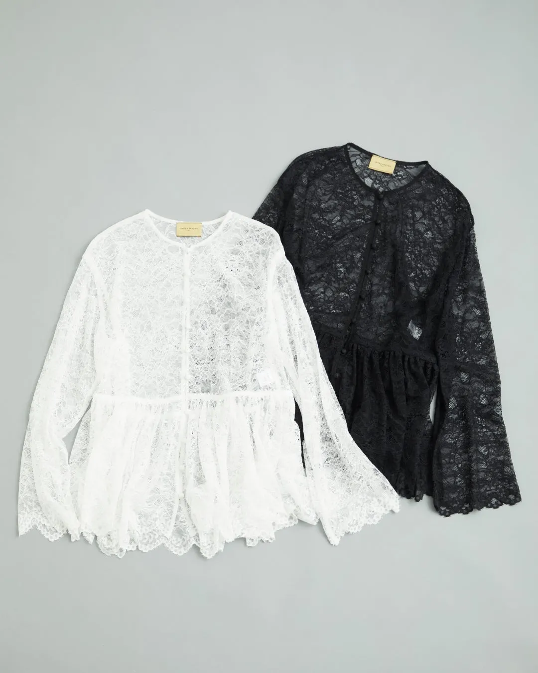 白と黒のレースのブラウス