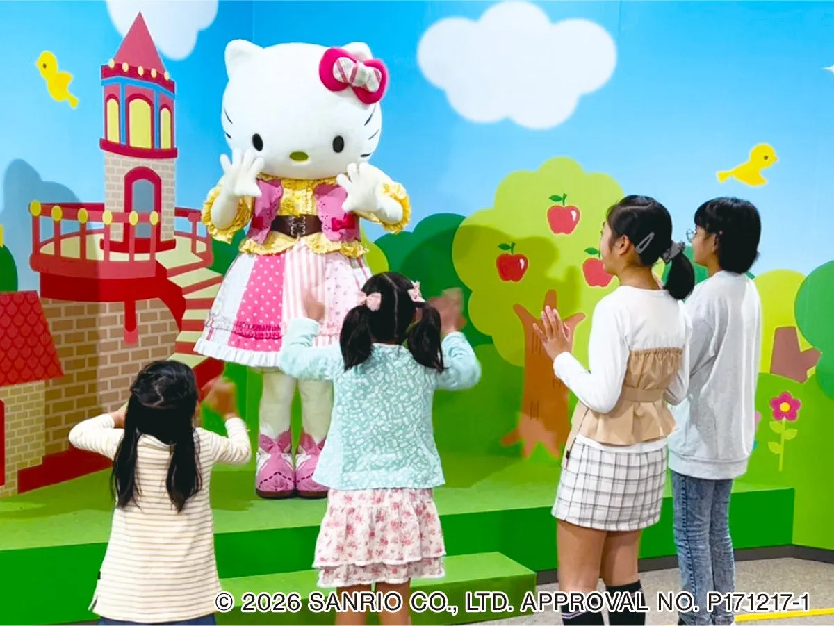 ハローキティの着ぐるみを囲む子供たち