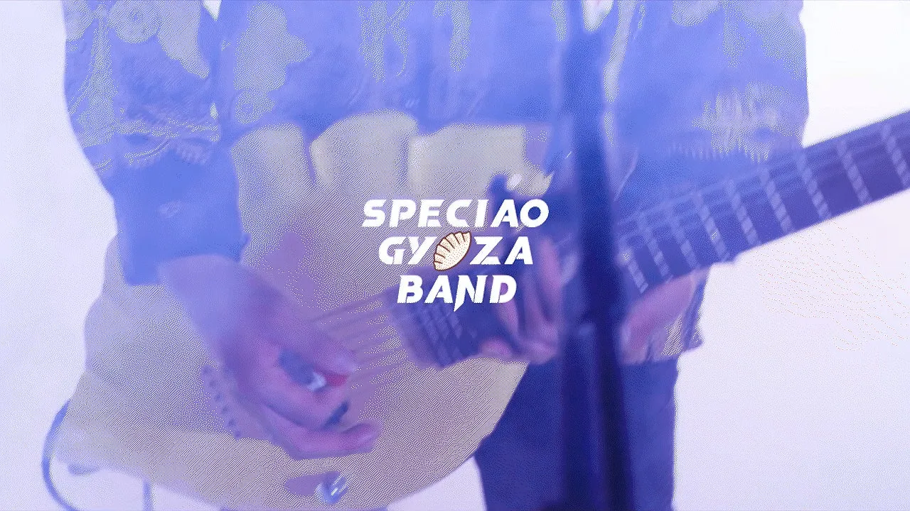 ギターを演奏している人物が写った画像。背景は青みがかっており、バンド名が大きく表示されている。