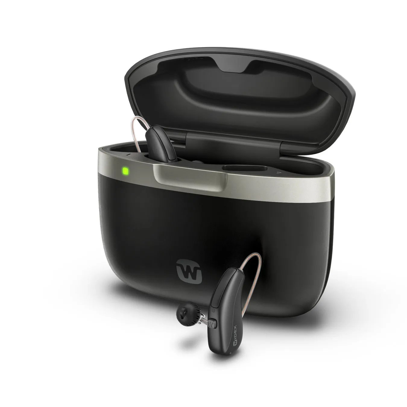 補聴器と充電器が写った画像です。充電器は黒とシルバーのツートンカラーで、補聴器は黒色です。