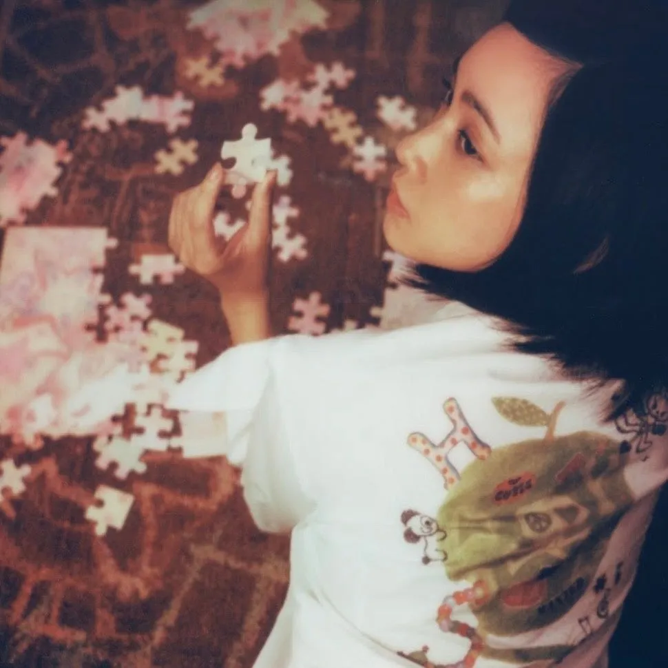 パズルピースを持つ女性