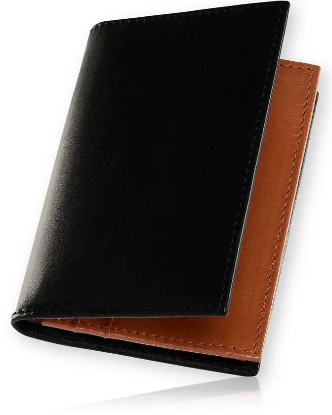 黒色の革製カードケースが白の背景に置かれています。ケースはわずかに開いた状態で、内部の茶色の革が部分的に見えています。