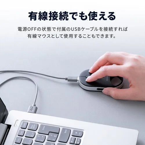 USBケーブルで接続されたマウスを操作している様子。