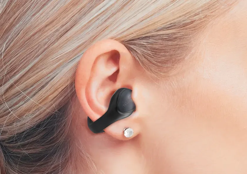 女性の耳に装着された黒いイヤホン
