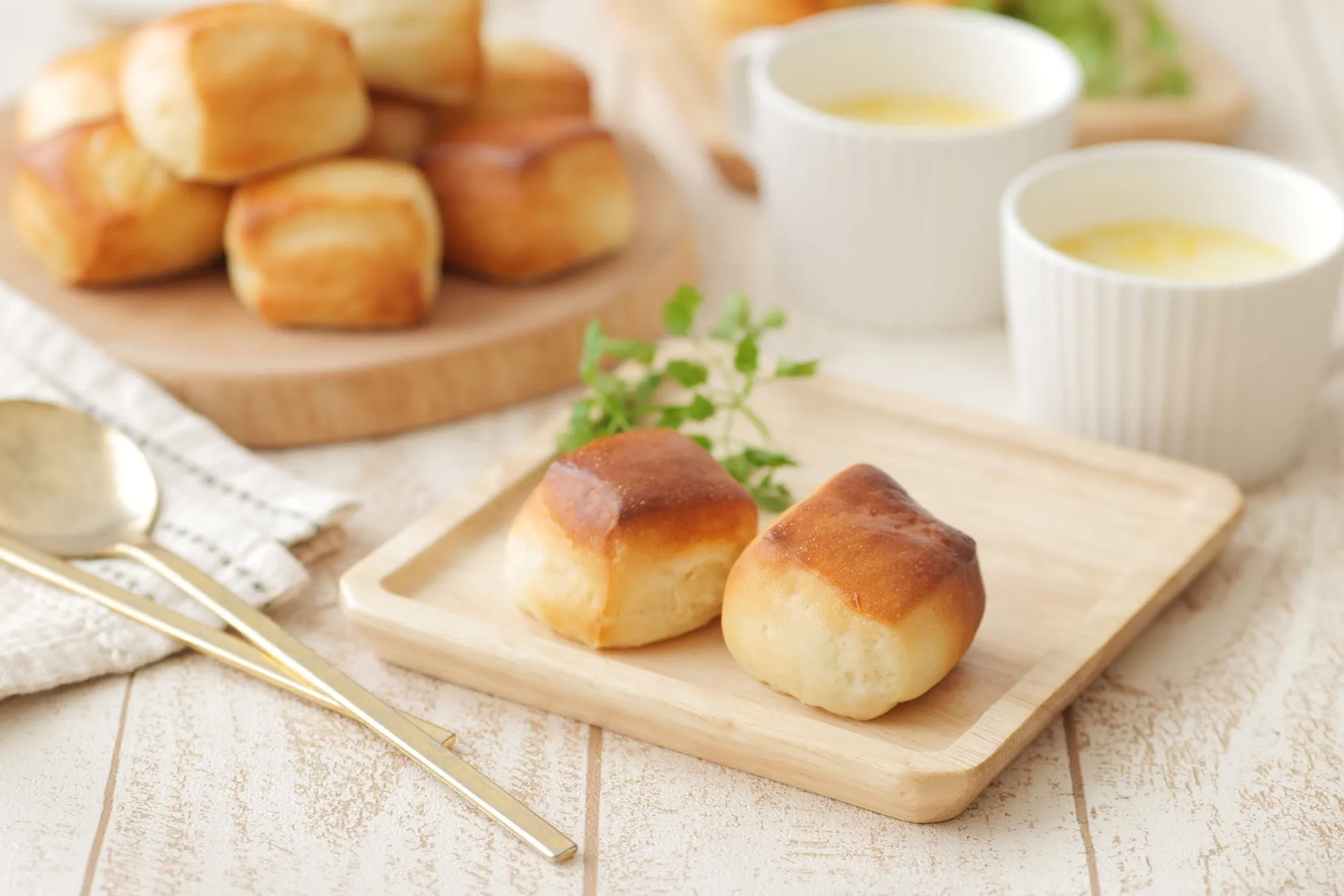 パンとスープの朝食のイメージ写真