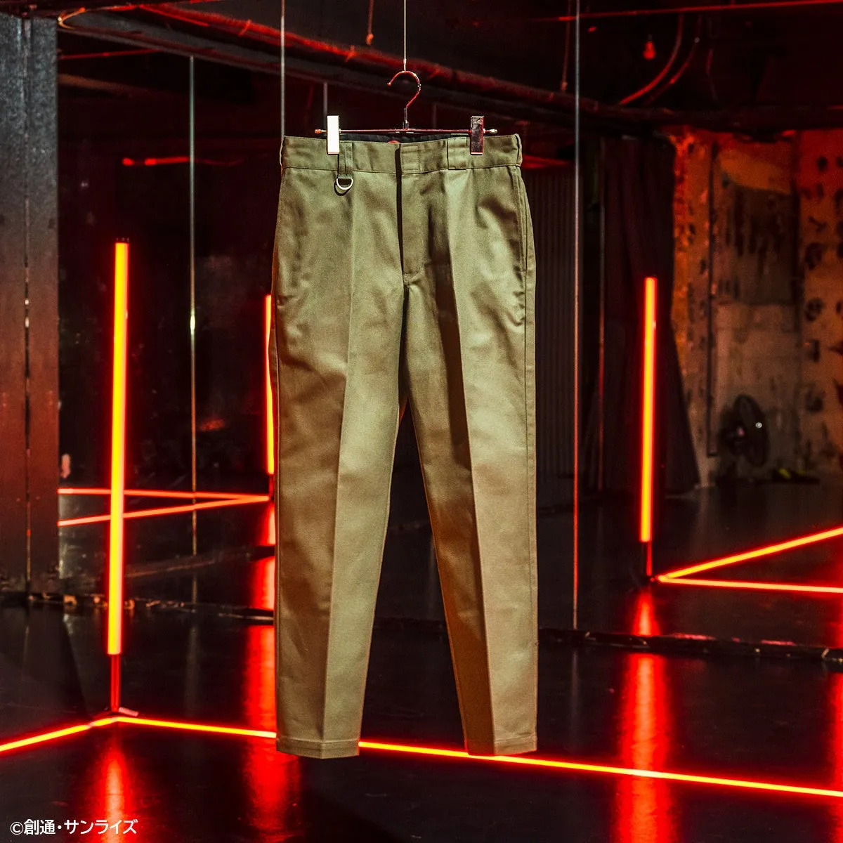 ハンガーに吊るされたカーキ色のパンツ