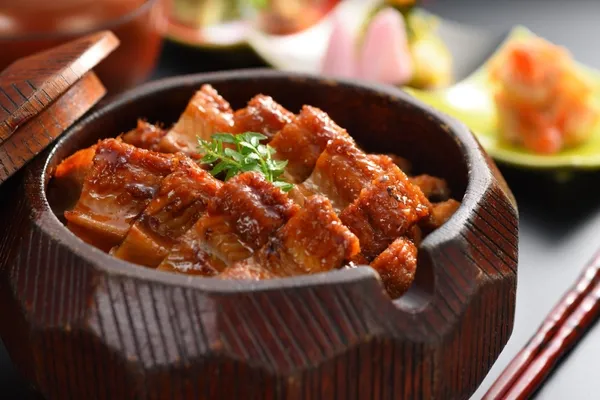 お椀によそわれたひつまぶし