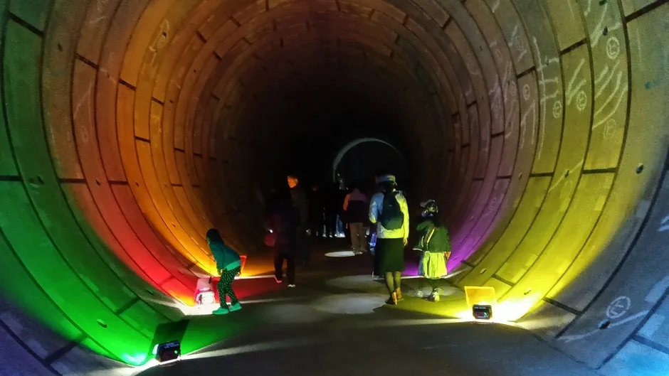 広大な地下トンネルの内部