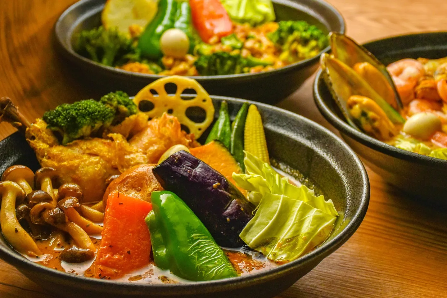 様々なおかずが盛り付けられた彩り豊かなカレーの写真