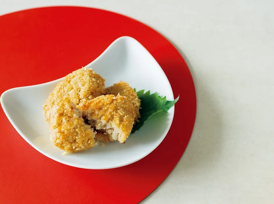 袋の中で混ぜたゆるめの肉だねをパン粉の上に絞り出すから、小麦粉も卵も不要、手もあまり汚れない、超簡単「メンチカツ」