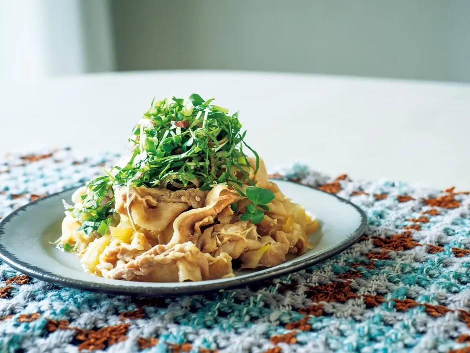たっぷりの玉ねぎとしょうが、豚肉を重ねて調味料をふり、蒸すだけの焼かない「豚のしょうが焼き」