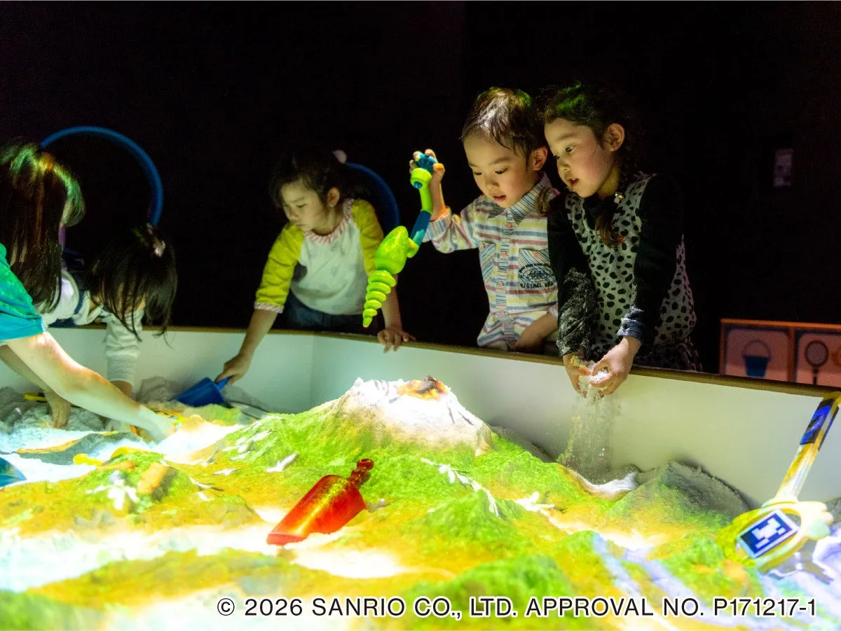 子供たちが砂遊びをしている様子