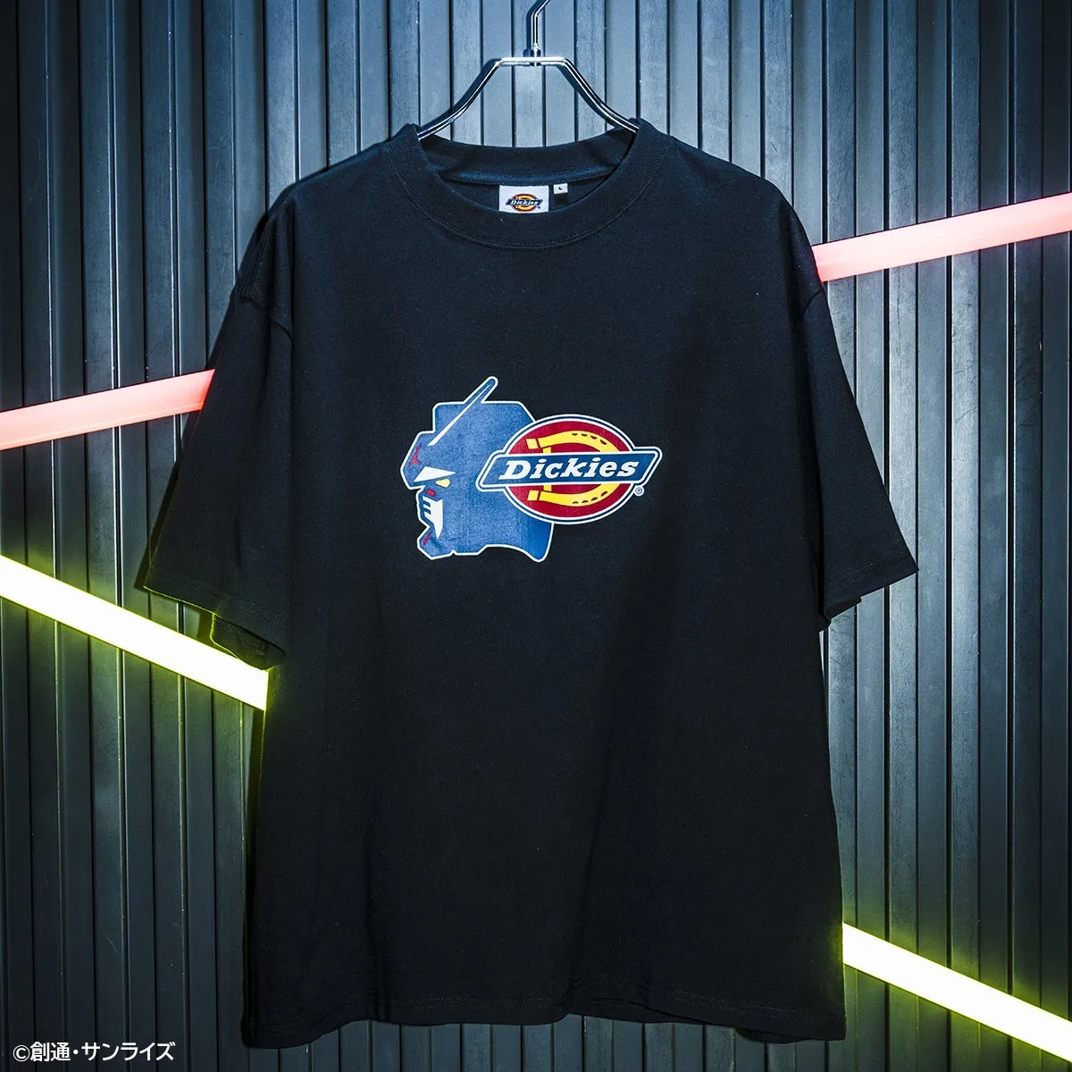 黒TシャツにガンダムとDickiesロゴ
