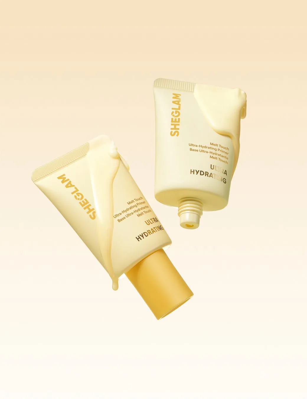 SHEGLAMのウルトラハイドレーティングプライマーのチューブが、クリーム色の背景に対して斜めに配置された写真