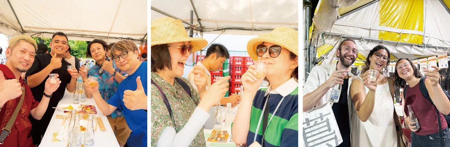 お祭りやイベントで楽しむ人々の写真。人々は飲み物を手に笑顔で集まり、お祭りの雰囲気を楽しんでいます。