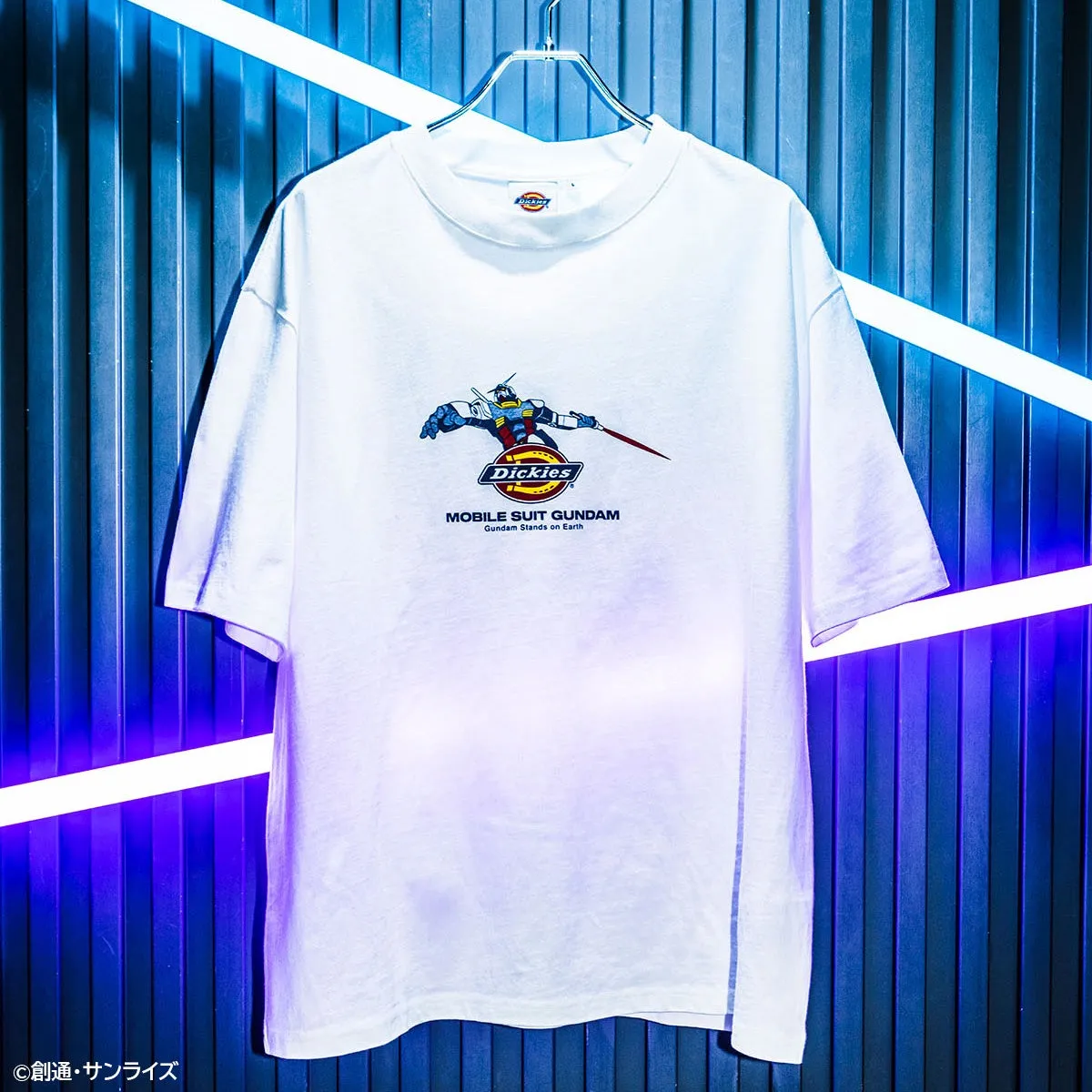 白TシャツにガンダムとDickiesロゴ