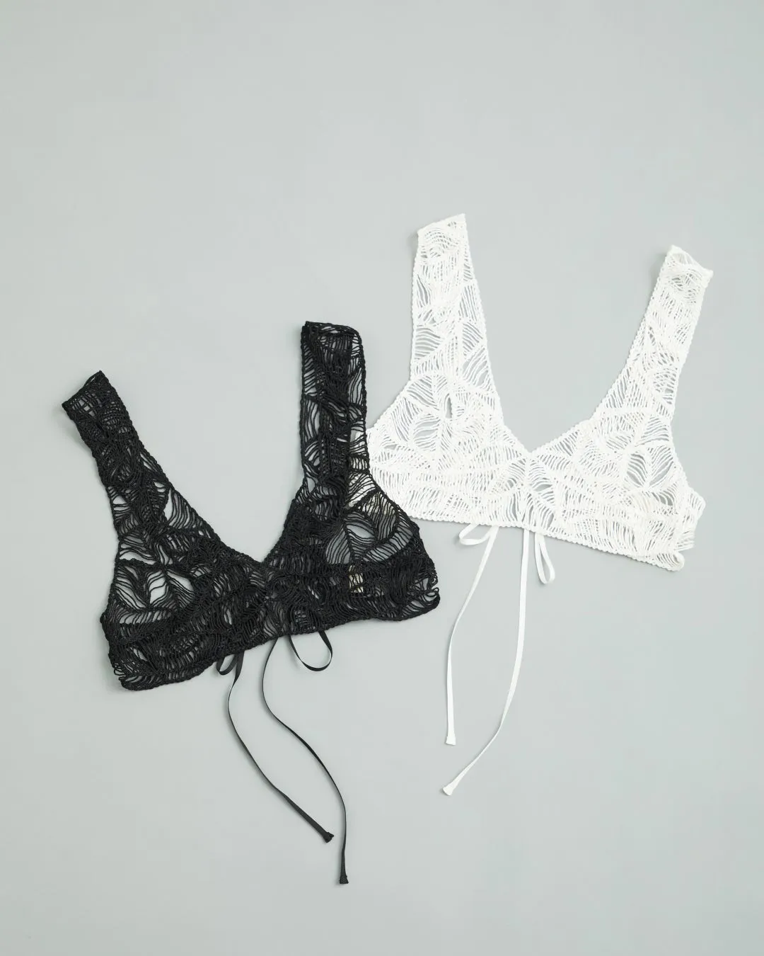 黒と白のレースのブラジャー