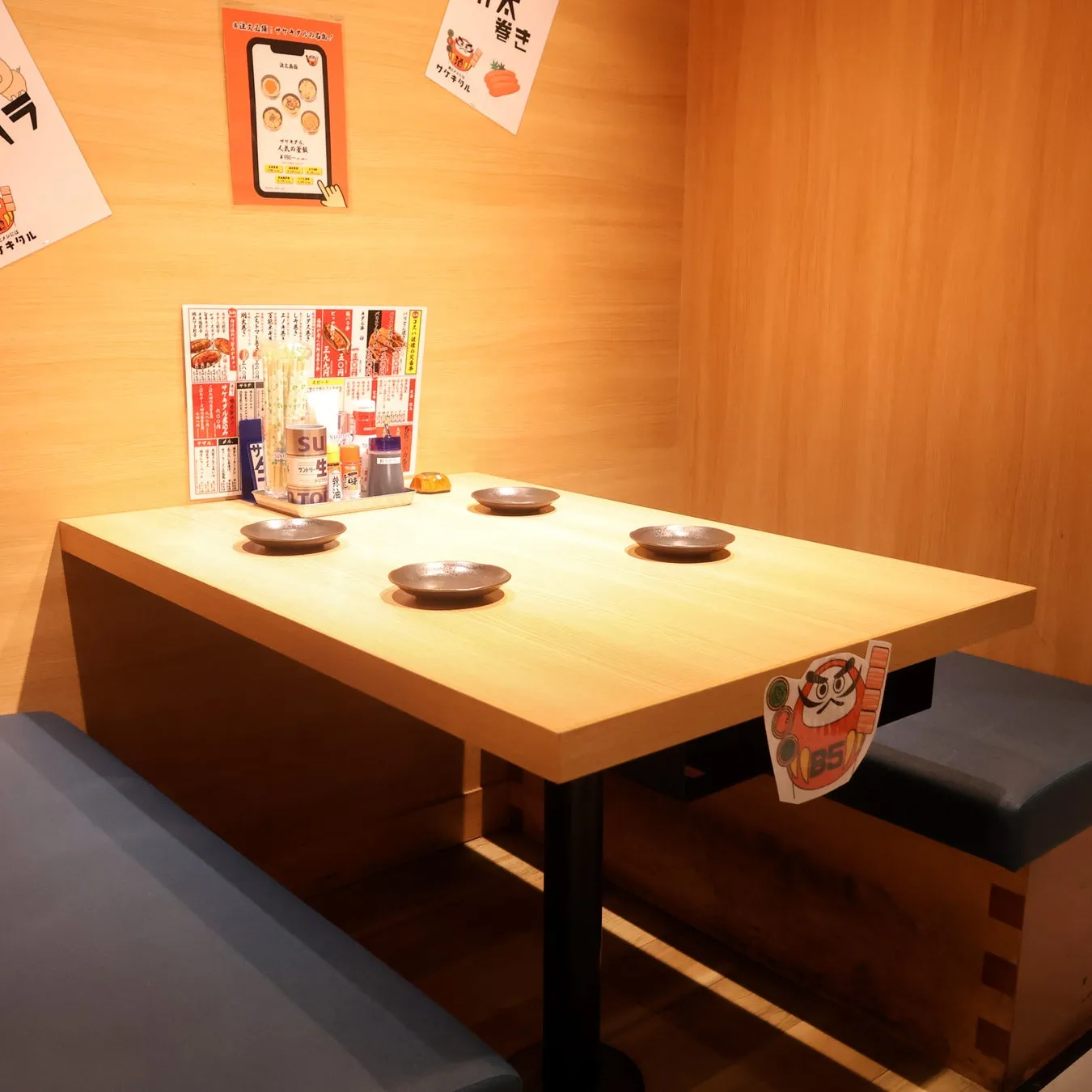 木製のテーブルと椅子が配置された店内の様子