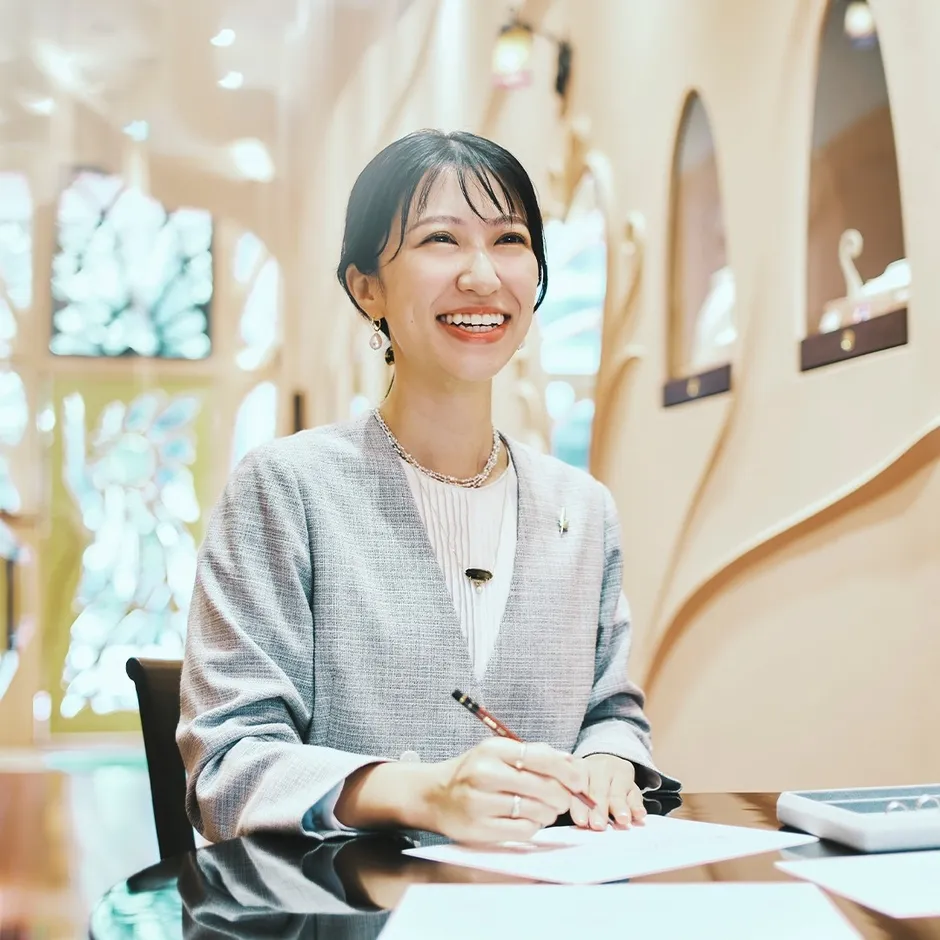 デザイナーがデザイン画を作成中