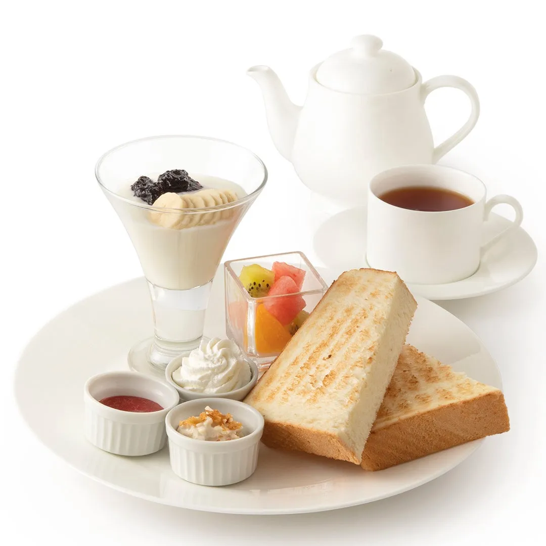 色鮮やかなフルーツと温かいドリンク