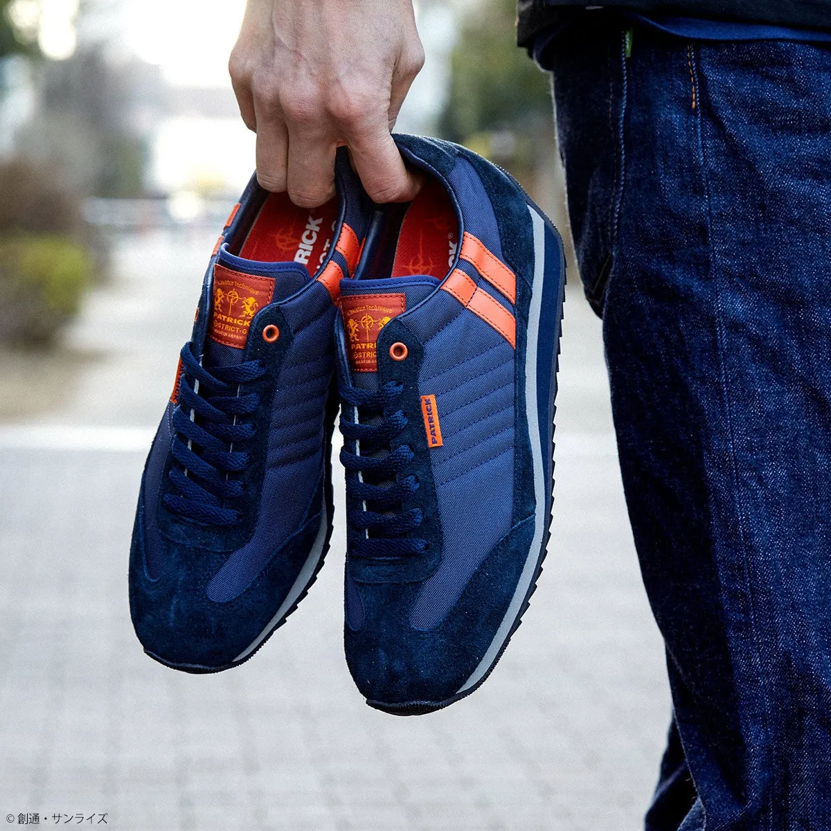 スニーカーを手に取る