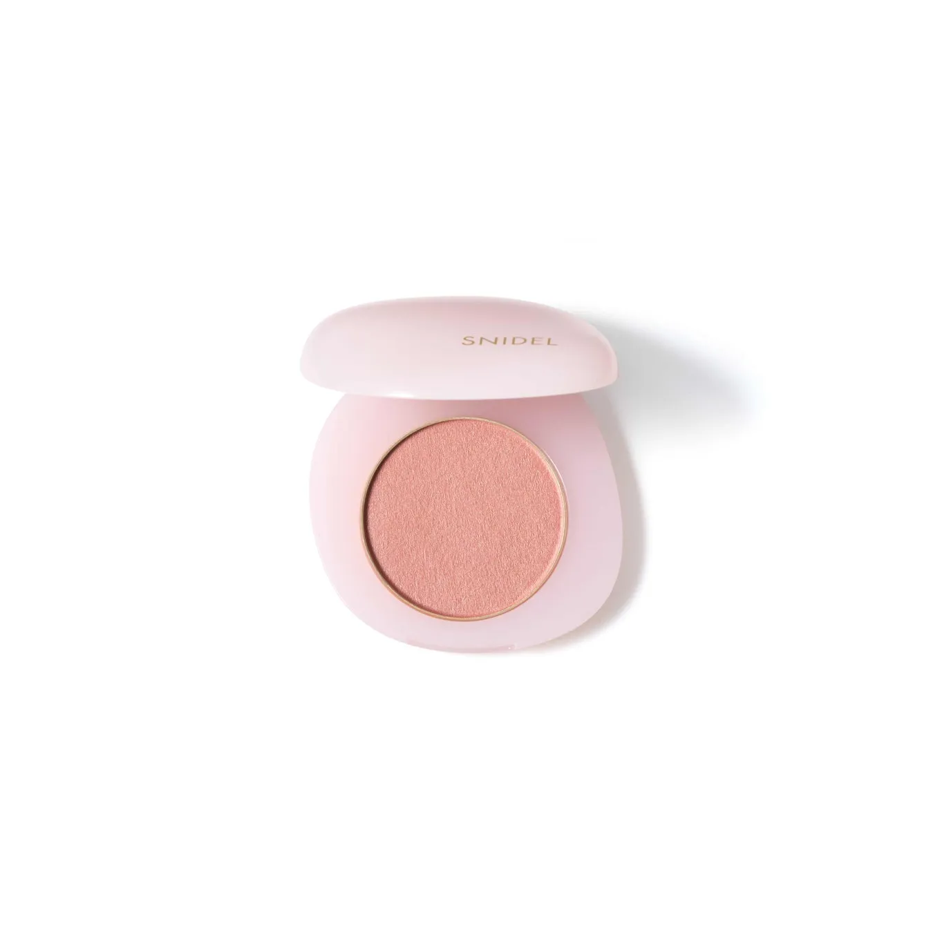 SNIDELのチークのクローズアップ写真。ピンク色のコンパクトに入ったチークで、背景は白。