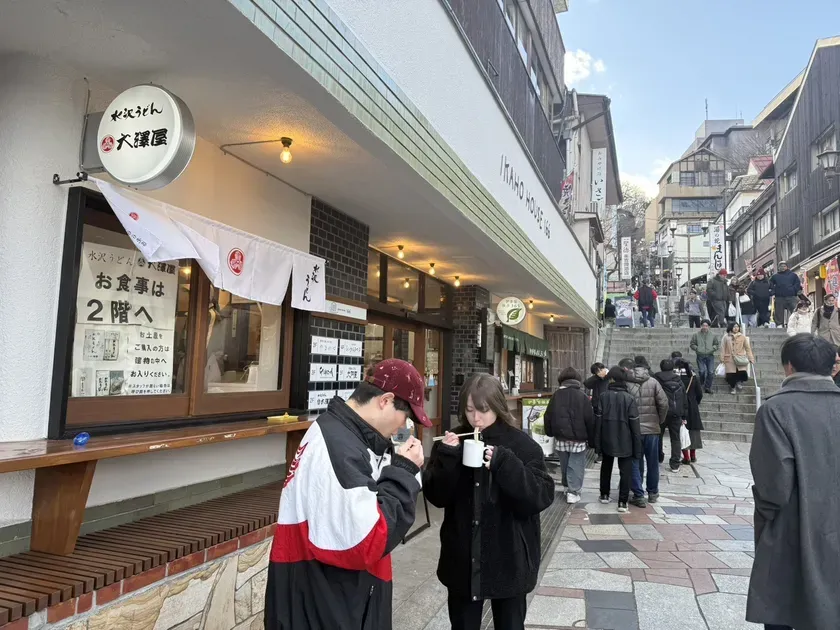 伊香保温泉の石段街は食べ歩きも楽しみの一つ