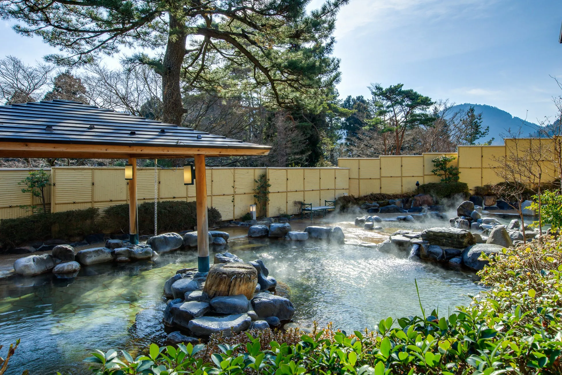 露天風呂のある美しい庭園