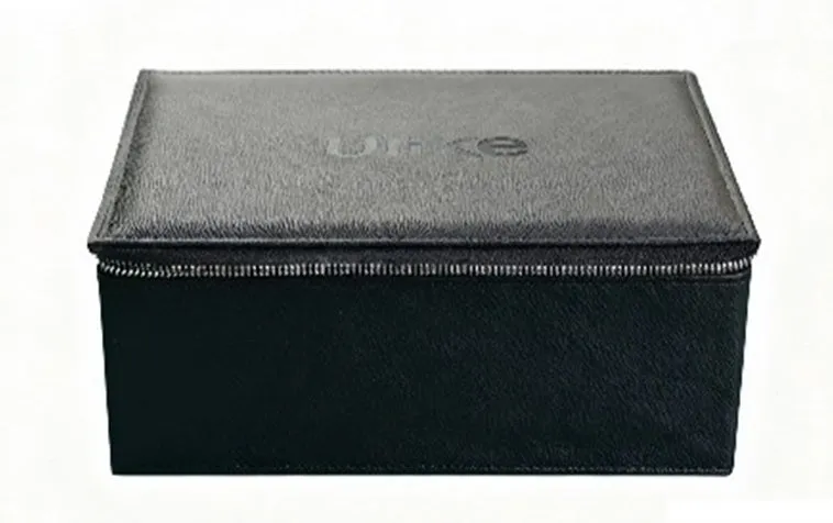 黒い長方形のケース。ジッパーが付いており、蓋には「urke」の文字が入っている。