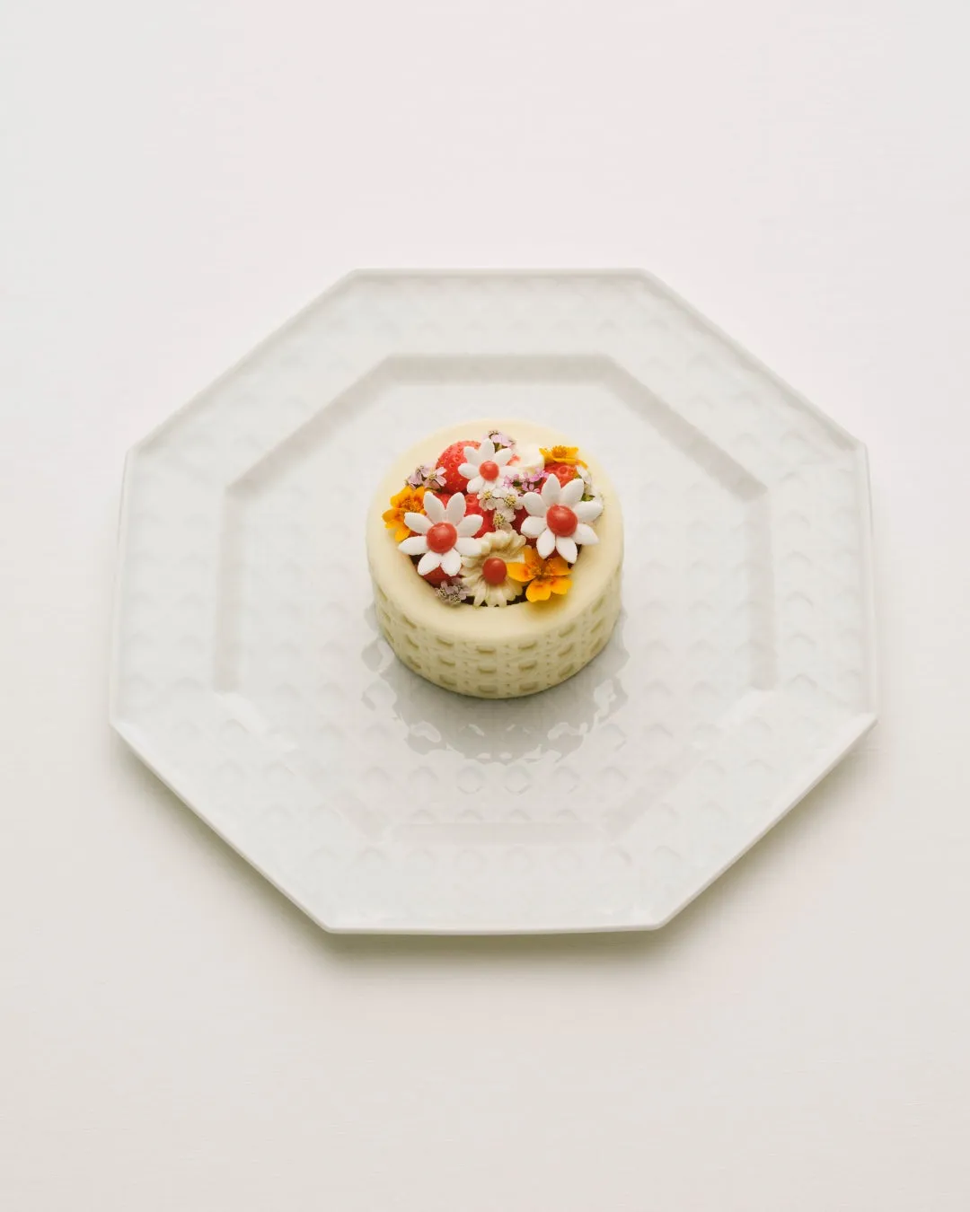 花で飾られた小さなケーキ