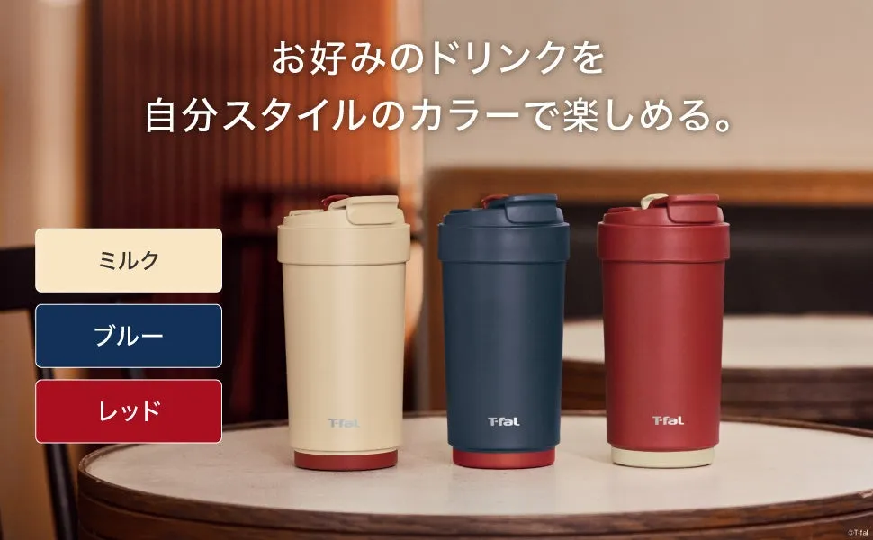 3色のマグカップと、それぞれの色に対応する色の選択肢が示された画像です。ミルク、ブルー、レッドの選択肢があり、それぞれの色のマグカップが並んでいます。背景には、木目調のテーブルと壁が写っています。