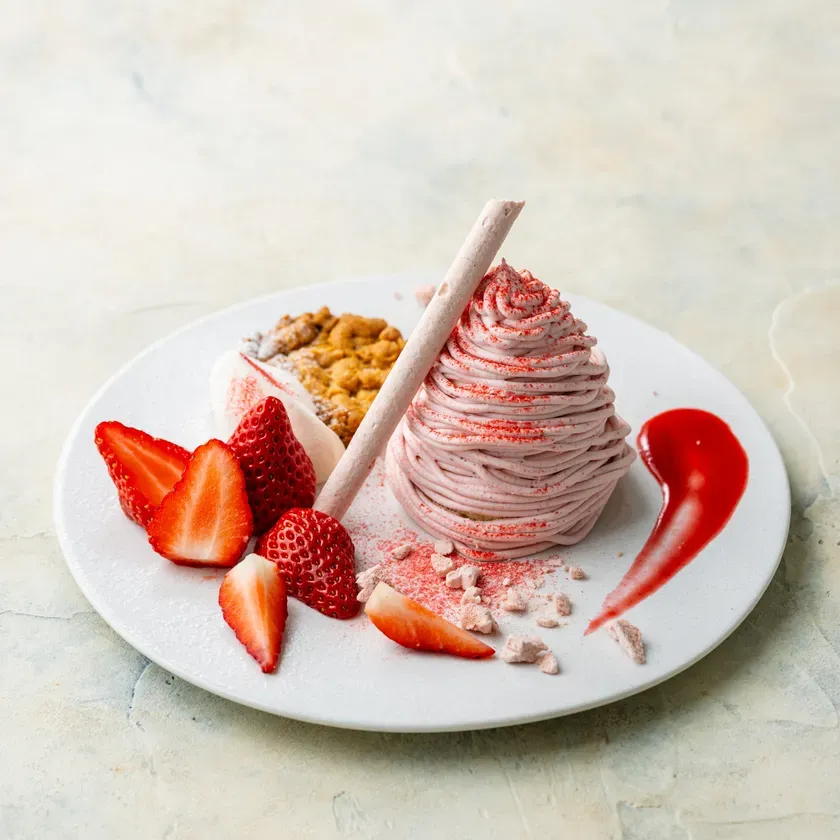 白い皿の上に、イチゴ、イチゴソース、モンブランのようなデザートが盛り付けられた写真