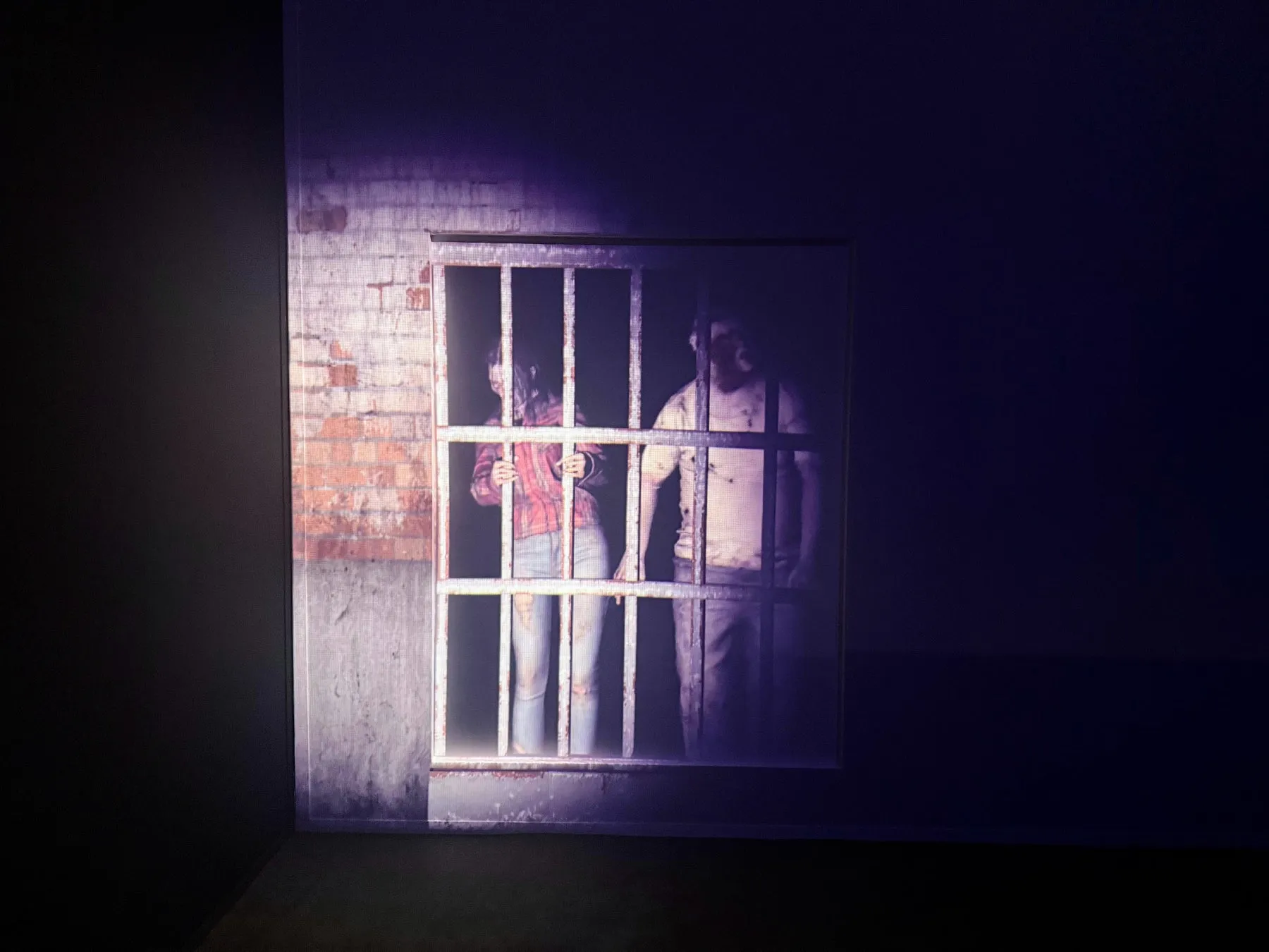 窓の格子越しに立つ男女