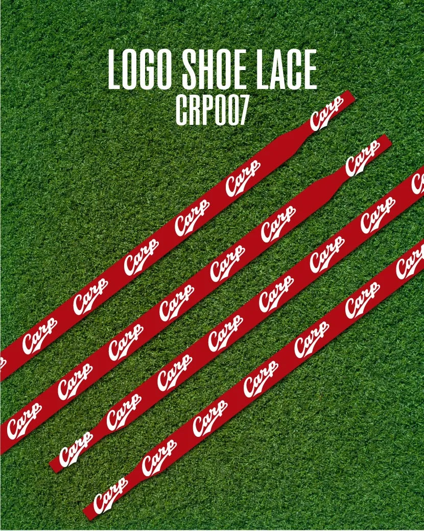 赤い靴紐が芝生の上に斜めに並んでいる画像。靴紐には「Carp」の文字が白抜きでデザインされている。上部には「LOGO SHOE LACE CRP007」の文字がある。