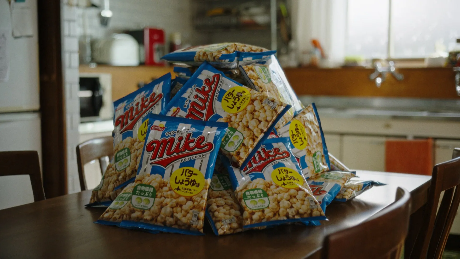 テーブルに積み上げられたたくさんのポップコーンの袋