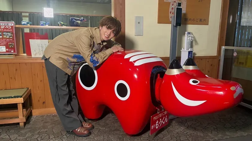 柳津町で笑顔を見せる佐藤大樹さん