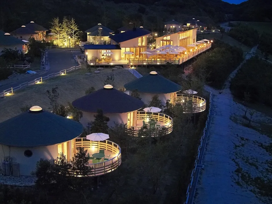 ライトアップされた夜のヴィラ