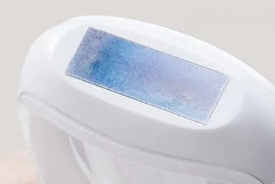 白いデバイスの一部をクローズアップした画像。デバイスの上部には、青と紫のパレットのようなものが配置されている。