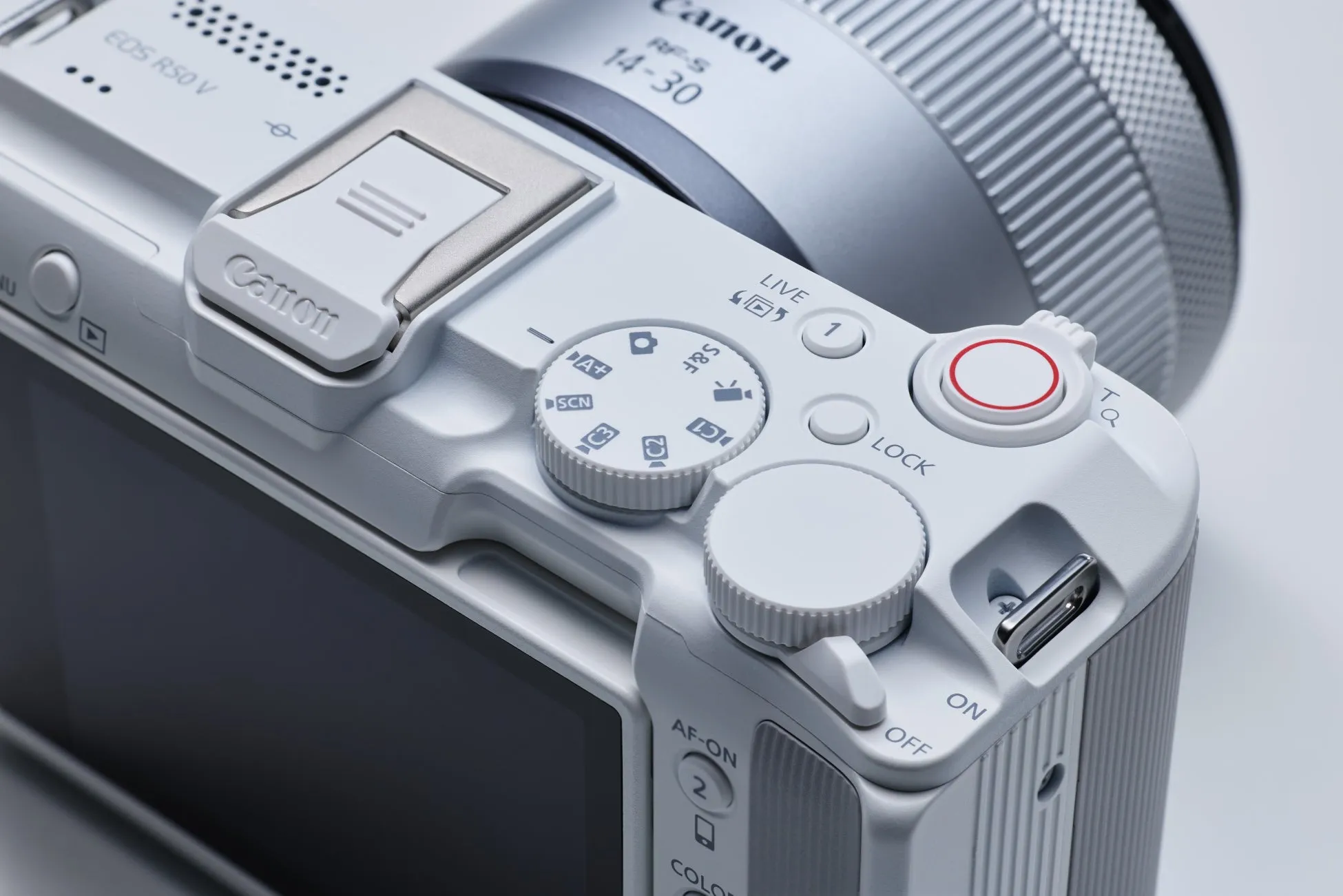 Canon EOS R50 Vの上面コントロールとレンズ